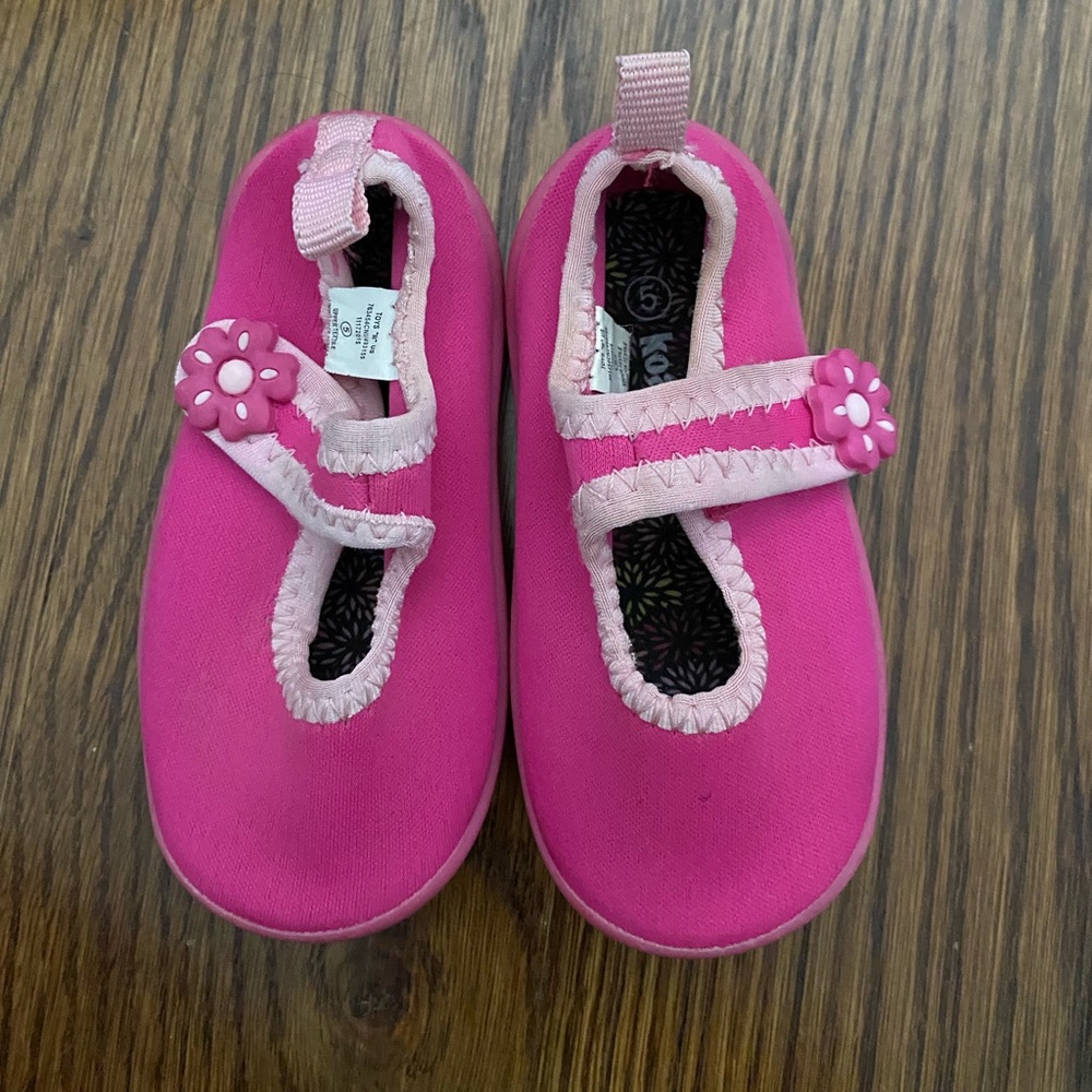 Koala kids size 5 pink swim shoes